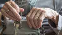 seniorka klíč hand-3672932 1280